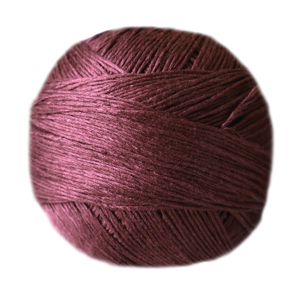 Ovillo de hilo de bambú M Casasol en color uva intenso