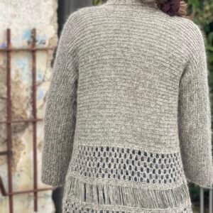 Espalda del kit del Cárdigan Aruba a crochet con bandas de malla y flecos