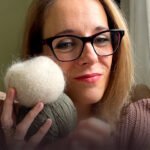 Ana de Lana Mala Crochet comparando un ovillo de mohair y uno de bambú para sustituir el hilo de un patrón de crochet