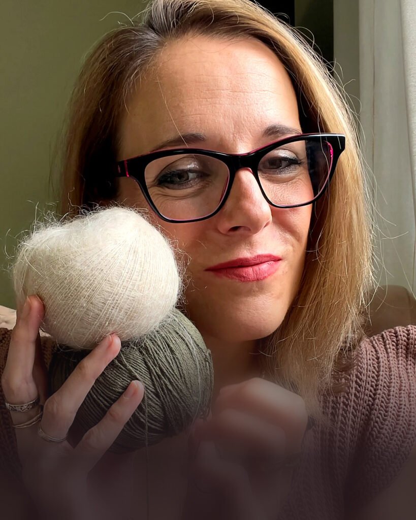 Ana de Lana Mala Crochet comparando un ovillo de mohair y uno de bambú para sustituir el hilo de un patrón de crochet